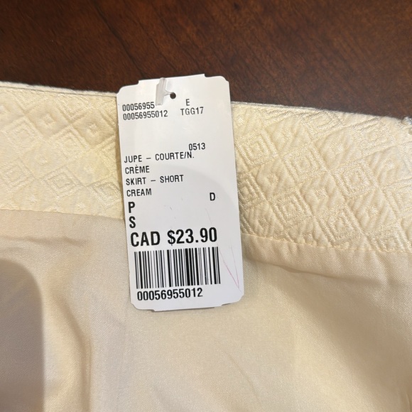 Brand new pleated skirt with pockets. Forever 21 size small. - Picture 5 of 6